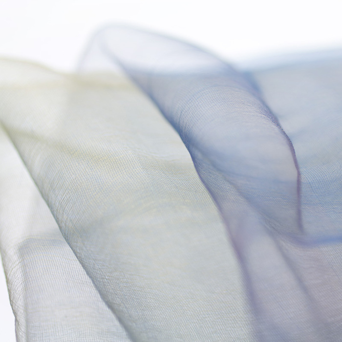 シルクオーガンジーのスカーフ 花衣 はなごろも 紺＆茶 Silk organza scarf flowering rush flowers around too navy blue & tea 坂本理恵氏が長年愛用、まるで羽衣のような軽やかさが特徴、オレンジ色からミモザ色へとグラデーションが重なり合って奥行きを演出、外出時やオフィスなどでの寒さ対策としても活躍。コンパクトに持ち歩くことができ携帯にも便利です。 イメージ写真2