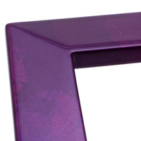 身につける漆 蒔絵のアクセサリー ブローチ 額縁6 箔紫色 坂本これくしょんの艶やかで美しくとても軽い「和木に漆塗りのアクセサリー」より、艶やかに美しい紫色のシンプルなスクエアー形のフォルムが襟元に輝くウェアラブル 漆 アクセサリー Wearable URUSHI Accessories Brooch  picture frame 6 foil purple color 額縁の絵のように中が透けて見えスカーフなどの生地との一体感を楽しめる形。上品で奥行き感のある箔紫色、艶やかでありながら透明感がある香りたつようなお色が人気のブローチです。 イメージ写真3