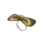 身につける漆 蒔絵のアクセサリー リング 指輪 りぼん 金砂色 坂本これくしょんの艶やかで美しくとても軽い和木に漆塗りのアクセサリー SAKAMOTO COLLECTION wearable URUSHI accessories Ring ribbon golden sand color 愛らしいリングのトップを金粉で蒔きぼかし、光沢のある絶妙なゴールド色のリングに、三本の金のラインがリボンをさらに印象付けています。  #リング #指輪 #ring #りぼん #ribon #金砂色 #キュートなリング #かわいいリング #軽いリング #蒔絵のリング #漆のアクセサリー #漆塗り #身につける漆 #坂本これくしょん #会津 