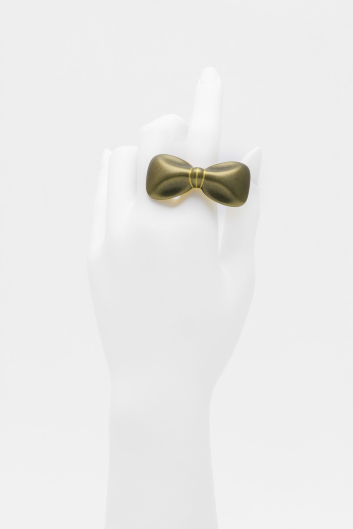 身につける漆 蒔絵のアクセサリー リング 指輪 りぼん 金砂色 坂本これくしょんの艶やかで美しくとても軽い和木に漆塗りのアクセサリー SAKAMOTO COLLECTION wearable URUSHI accessories Ring ribbon golden sand color 愛らしいリングのトップを金粉で蒔きぼかし、光沢のある絶妙なゴールド色のリングに、三本の金のラインがリボンをさらに印象付けています。 イメージ写真5
