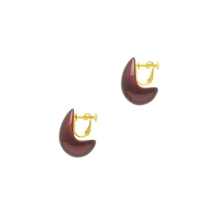身につける漆 漆のアクセサリー イヤリング 月の勺 ボルドー色 坂本これくしょんの艶やかで美しくとても軽い和木に漆塗りのアクセサリー SAKAMOTO COLLECTION wearable URUSHI accessories Earrings Moon Ladle Bordeaux Red 耳たぶをそっとすくい包み込むようなやわらかい曲線、艶やかで深みがある奥深い褐色のワインのような光沢が耳元に存在感、ショートヘアやアップのスタイルなど耳元が見えやすいヘアスタイルの時にチラッと見える金箔がお洒落です。 イメージ写真2