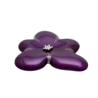 身につける漆 蒔絵のアクセサリー ブローチ 花 箔紫色 坂本これくしょんの艶やかで美しくとても軽い「和木に漆塗りのアクセサリー」より、大人の女性にお勧め、大きくて存在感あるのに軽くて着け心地が楽な ウェアラブル 漆 アクセサリー wearable URUSHI accessories Brooch flowers foil purple color 艶やかで美しい光沢が、上品にふっくらと満ち足りた量感を持ったような雰囲気を醸し出しています。艶やかでありながら透明感がある箔紫色、香りたつようなお色が人気のブローチ。プラチナ箔で花びらの線を、花芯は銀の粒で立体感を出しました。 イメージ写真3