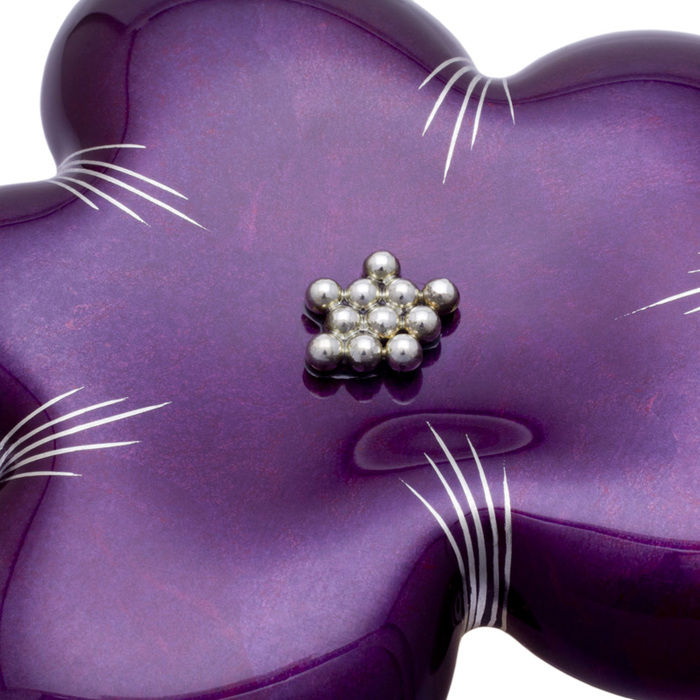 身につける漆 蒔絵のアクセサリー ブローチ 花 箔紫色 坂本これくしょんの艶やかで美しくとても軽い「和木に漆塗りのアクセサリー」より、大人の女性にお勧め、大きくて存在感あるのに軽くて着け心地が楽な ウェアラブル 漆 アクセサリー wearable URUSHI accessories Brooch flowers foil purple color 艶やかで美しい光沢が、上品にふっくらと満ち足りた量感を持ったような雰囲気を醸し出しています。艶やかでありながら透明感がある箔紫色、香りたつようなお色が人気のブローチ。プラチナ箔で花びらの線を、花芯は銀の粒で立体感を出しました。  #漆アクセサリー #漆のアクセサリー #漆ジュエリー #軽いアクセサリー #漆のブローチ #花ブローチ #箔紫色ブローチ #Brooch #flowersBrooch #purpleBrooch #wearable #ウェアラブル漆 #漆塗り #軽さを実感 #坂本これくしょん メイン写真