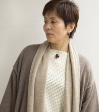 身につける漆 漆のアクセサリー ペンダント 木の実 ボルドー色 坂本これくしょんの艶やかで美しくとても軽い和木に漆塗りのアクセサリー SAKAMOTO COLLECTION Wearable URUSHI Pendant nuts Bordeaux red ころんとした愛らしい形、優しく暖かみのある人気のボルドー色のアクセサリーは還暦のお祝い、プレゼントにも喜ばれます。 イメージ写真5