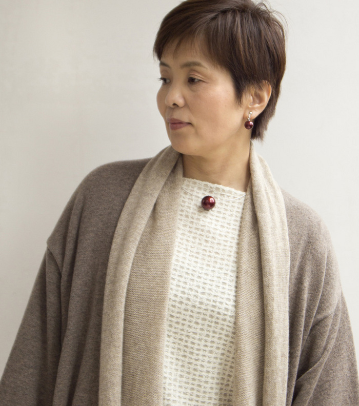 身につける漆 漆のアクセサリー ペンダント 木の実 ボルドー色 坂本これくしょんの艶やかで美しくとても軽い和木に漆塗りのアクセサリー SAKAMOTO COLLECTION Wearable URUSHI Pendant nuts Bordeaux red ころんとした愛らしい形、優しく暖かみのある人気のボルドー色のアクセサリーは還暦のお祝い、プレゼントにも喜ばれます。 イメージ写真5