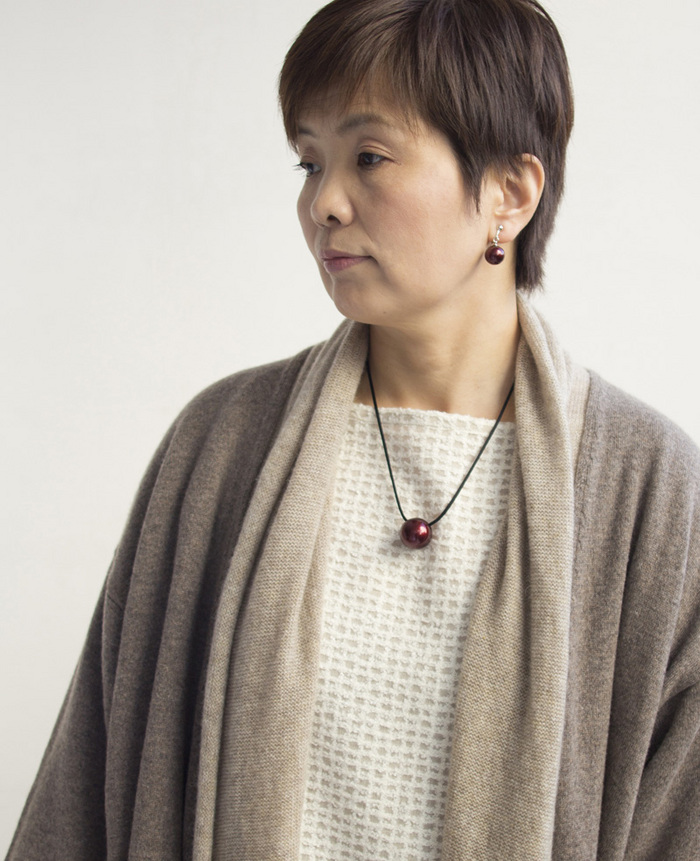 身につける漆 漆のアクセサリー ウェアラブル 漆 アクセサリー 坂本これくしょんの艶やかで美しくとても軽い和木に漆塗りのアクセサリー SAKAMOTO COLLECTION Wearable URUSHI Pendant nuts Bordeaux red ポロッとこぼれるような可愛らしさが魅力、上品で奥行き感のあるワインレッドカラー、還暦のお祝い、プレゼントにも喜ばれます。 イメージ写真5