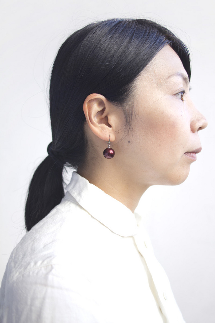 身につける漆 漆のアクセサリー 糖蜜珠イヤリングと木の実ペンダントと黒サテンコードのお得なボルドー色 坂本これくしょんの艶やかで美しくとても軽い和木に漆塗りのアクセサリー SAKAMOTO COLLECTION wearable URUSHI Bordeaux red set with Earrings and pendant and black satin cord イメージ写真2