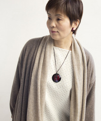 身につける漆 蒔絵のアクセサリー ペンダント レコードドーナツ ボルドーぼかし色 坂本これくしょんの艶やかで美しくとても軽い和木に漆塗りのアクセサリー SAKAMOTO COLLECTION wearable URUSHI Pendant Record donut Bordeaux red blur ボルドー色を黒でぼかす技法により上品で深みのある色合い、ワンランク上のコーディネイトを演出します。 イメージ写真5