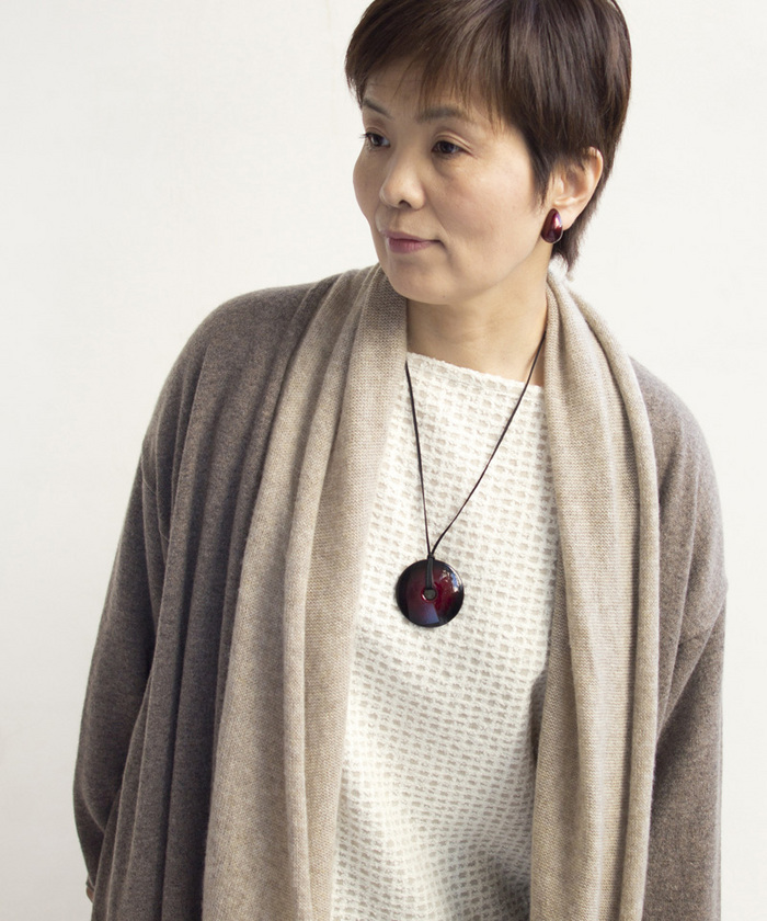 身につける漆 蒔絵のアクセサリー ペンダント レコードドーナツ ボルドーぼかし色 坂本これくしょんの艶やかで美しくとても軽い和木に漆塗りのアクセサリー SAKAMOTO COLLECTION wearable URUSHI Pendant Record donut Bordeaux red blur ボルドー色を黒でぼかす技法により上品で深みのある色合い、ワンランク上のコーディネイトを演出します。 イメージ写真5