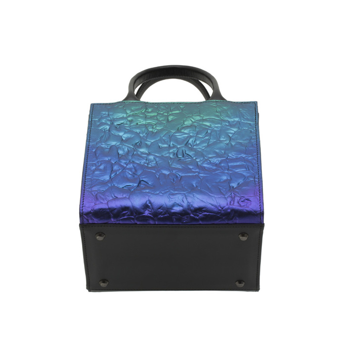 身につける漆 蒔絵のハンドバッグ キューブバッグ オーロラの湖面 坂本これくしょんのお洒落にかつスタイリッシュに携帯できる蒔絵のハンドバッグ SAKAMOTO COLLECTION wearable MAKIE Cube bag Aurora of the lake titanium powder 4色のチタン粉をグラデーション蒔き分け、グリーンからブルー、パープルへと変化、牛革に型押し加工を施し立体的に表現しました。 イメージ写真4