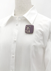 身につける漆 蒔絵のアクセサリー ブローチ もち花 すみれ色 坂本これくしょんの艶やかで美しくとても軽い和木に漆塗りのアクセサリー SAKAMOTO COLLECTION wearable URUSHI brooch Mochi flower violet 上品な大人の華やかさを秘めた温かみのある日本女性の肌の色に合うパープルカラー、和モダンなプラチナ箔と螺鈿の蒔絵も素敵です。 イメージ写真4