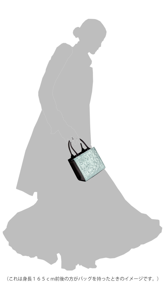 身につける漆 蒔絵のハンドバッグ キューブ型の ハンドバッグ アクアの湖面 坂本これくしょんのお洒落にかつスタイリッシュに携帯できる蒔絵のハンドバッグ SAKAMOTO COLLECTION wearable MAKIE handbag Cube bag  Aqua of the lake silver アクアブルーの透き通った湖面、コンパクトで収納力もあり実用性も高い、型押しの牛革に蒔絵の個性的な淡緑の湖面です。 イメージ写真5