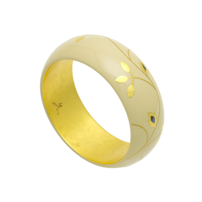 身につける漆 蒔絵のアクセサリー バングル 金箔螺鈿 蔦唐草 素色 坂本これくしょんの艶やかで美しくとても軽い和木に漆塗りのアクセサリー SAKAMOTO COLLECTION wearable URUSHI Bangle gilt Raden ivy arabesque So-Iro 漆ならではの気品のベージュホワイト、伸びやかな線が美しい蔦唐草の金箔螺鈿蒔絵に螺鈿貝を配した気品と雅を兼ね備えた作品です。  #バングル #bangles #蔦唐草 #素色 #漆の白 #蒔絵のバングル #金箔螺鈿蒔絵 #軽いバングル #漆のアクセサリー #漆塗り #身につける漆 #坂本これくしょん #会津 
