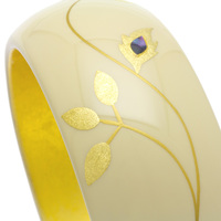 身につける漆 蒔絵のアクセサリー バングル 金箔螺鈿 蔦唐草 素色 坂本これくしょんの艶やかで美しくとても軽い和木に漆塗りのアクセサリー SAKAMOTO COLLECTION wearable URUSHI Bangle gilt Raden ivy arabesque So-Iro 漆ならではの気品のベージュホワイト、伸びやかな線が美しい蔦唐草の金箔螺鈿蒔絵に螺鈿貝を配した気品と雅を兼ね備えた作品です。 イメージ写真4