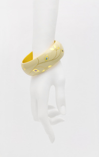 身につける漆 蒔絵のアクセサリー バングル 金箔螺鈿 蔦唐草 素色 坂本これくしょんの艶やかで美しくとても軽い和木に漆塗りのアクセサリー SAKAMOTO COLLECTION wearable URUSHI Bangle gilt Raden ivy arabesque So-Iro 漆ならではの気品のベージュホワイト、伸びやかな線が美しい蔦唐草の金箔螺鈿蒔絵に螺鈿貝を配した気品と雅を兼ね備えた作品です。 イメージ写真5