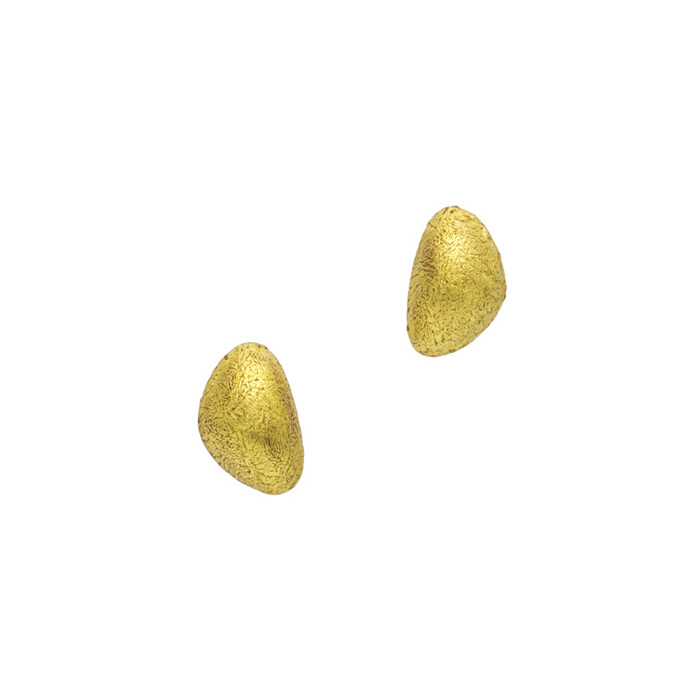 身につける漆 蒔絵のアクセサリー イヤリング 月の雫 金箔研ぎ出し 坂本これくしょんの和木に漆塗りのアクセサリー SAKAMOTO COLLECTION wearable MAKIE Earrings Moon Drops gilt scraped 耳にさりげない存在感、程よいボリューム感と軽さ、金箔をちぢみ貼りその皺が模様として浮き出るようにその金箔を研ぎ出すという贅沢な作品。  #イヤリング #earrings #月の雫 #金箔研ぎ出し #金箔 #金箔蒔絵 #伝統工芸 #耳が痛くない #軽いイヤリング #漆のアクセサリー #身につける漆 #坂本これくしょん #会津  イメージ写真1 