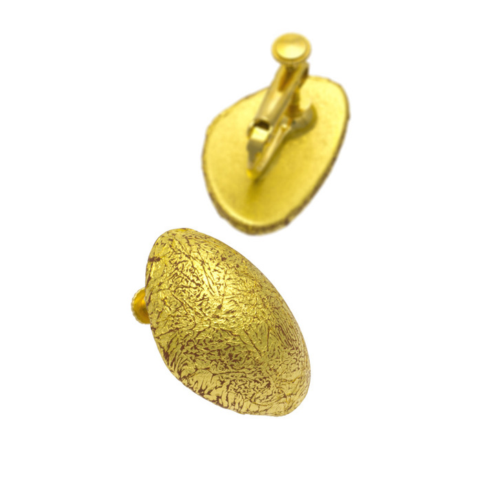 身につける漆 蒔絵のアクセサリー イヤリング 月の雫 金箔研ぎ出し 坂本これくしょんの和木に漆塗りのアクセサリー SAKAMOTO COLLECTION wearable MAKIE Earrings Moon Drops gilt scraped 耳にさりげない存在感、程よいボリューム感と軽さ、金箔をちぢみ貼りその皺が模様として浮き出るようにその金箔を研ぎ出すという贅沢な作品。  #イヤリング #earrings #月の雫 #金箔研ぎ出し #金箔 #金箔蒔絵 #伝統工芸 #耳が痛くない #軽いイヤリング #漆のアクセサリー #身につける漆 #坂本これくしょん #会津 