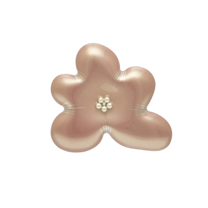 身につける漆 蒔絵のアクセサリー ペンダントブローチ 花 淡桜色 坂本これくしょんの艶やかで美しくとても軽い和木に漆塗りのアクセサリー SAKAMOTO COLLECTION Brooch Hana middle pale cherry pink ふっくらと満ち足りた量感を持ったフォルム、上品で温かみのあるピーチカラー、プラチナ箔と銀粒で蒔絵を施した作品。  #ブローチ #Brooch #花 #淡桜色 #花のブローチ #プラチナ箔蒔絵 #蒔絵のブローチ #軽いブローチ #漆のアクセサリー #漆塗り #身につける漆 #坂本これくしょん #会津  イメージ写真1 