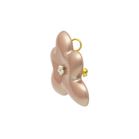 身につける漆 蒔絵のアクセサリー ペンダントブローチ 花 淡桜色 坂本これくしょんの艶やかで美しくとても軽い和木に漆塗りのアクセサリー SAKAMOTO COLLECTION Brooch Hana middle pale cherry pink ふっくらと満ち足りた量感を持ったフォルム、上品で温かみのあるピーチカラー、プラチナ箔と銀粒で蒔絵を施した作品。 イメージ写真2