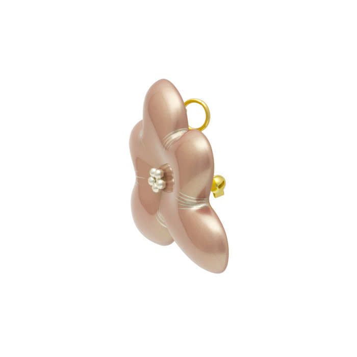 身につける漆 蒔絵のアクセサリー ペンダントブローチ 花 淡桜色 坂本これくしょんの艶やかで美しくとても軽い和木に漆塗りのアクセサリー SAKAMOTO COLLECTION Brooch Hana middle pale cherry pink ふっくらと満ち足りた量感を持ったフォルム、上品で温かみのあるピーチカラー、プラチナ箔と銀粒で蒔絵を施した作品。 イメージ写真2