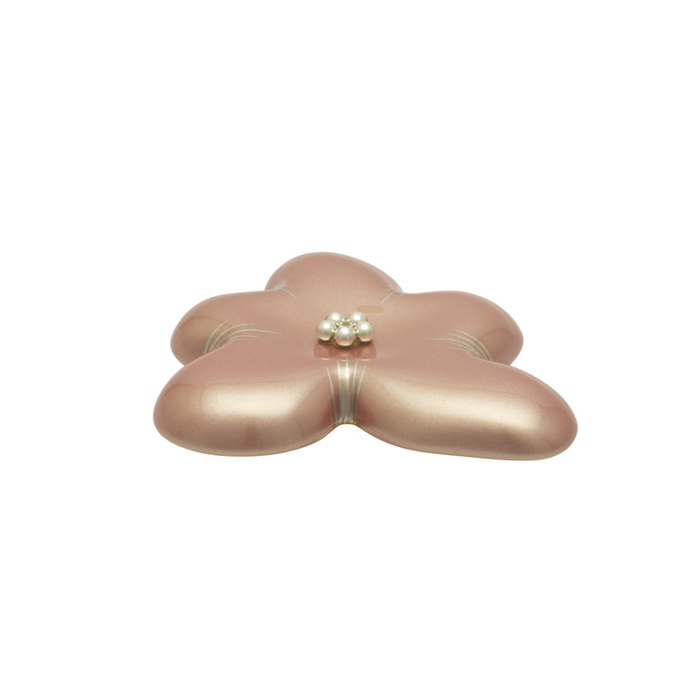 身につける漆 蒔絵のアクセサリー ペンダントブローチ 花 淡桜色 坂本これくしょんの艶やかで美しくとても軽い和木に漆塗りのアクセサリー SAKAMOTO COLLECTION Brooch Hana middle pale cherry pink ふっくらと満ち足りた量感を持ったフォルム、上品で温かみのあるピーチカラー、プラチナ箔と銀粒で蒔絵を施した作品。 イメージ写真3