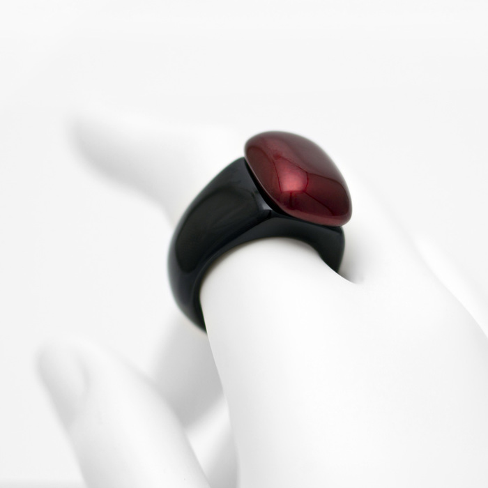 身につける漆 漆のアクセサリー リング 撫四方 ボルドー色 坂本これくしょんの艶やかで美しくとても軽い和木に漆塗りのアクセサリー SAKAMOTO COLLECTION Wearable URUSHI ring Black Bordeaux red まろやかな曲線が女性らしい雰囲気を演出、和装にも洋装にもぴったり、軽量で指を包み込むようなぬくもりのある使用感、かぶれ防止コートで安心して使えます  #リング #指輪 #ring #撫四方 #黒色 #ボルドー色 #軽いリング #還暦のお祝い #プレゼント #漆のアクセサリー #漆塗り #身につける漆 #坂本これくしょん #会津 