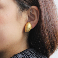 身につける漆 蒔絵のアクセサリー イヤリング 月の雫 金箔研ぎ出し 坂本これくしょんの和木に漆塗りのアクセサリー SAKAMOTO COLLECTION wearable MAKIE Earrings Moon Drops gilt scraped 耳にさりげない存在感、程よいボリューム感と軽さ、金箔をちぢみ貼りその皺が模様として浮き出るようにその金箔を研ぎ出すという贅沢な作品。 イメージ写真5