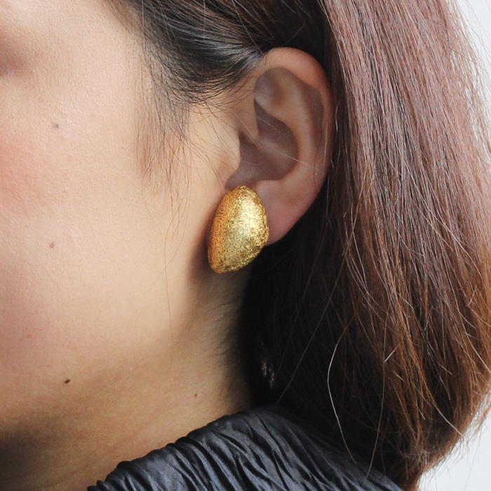 身につける漆 蒔絵のアクセサリー イヤリング 月の雫 金箔研ぎ出し 坂本これくしょんの和木に漆塗りのアクセサリー SAKAMOTO COLLECTION wearable MAKIE Earrings Moon Drops gilt scraped 耳にさりげない存在感、程よいボリューム感と軽さ、金箔をちぢみ貼りその皺が模様として浮き出るようにその金箔を研ぎ出すという贅沢な作品。 イメージ写真5