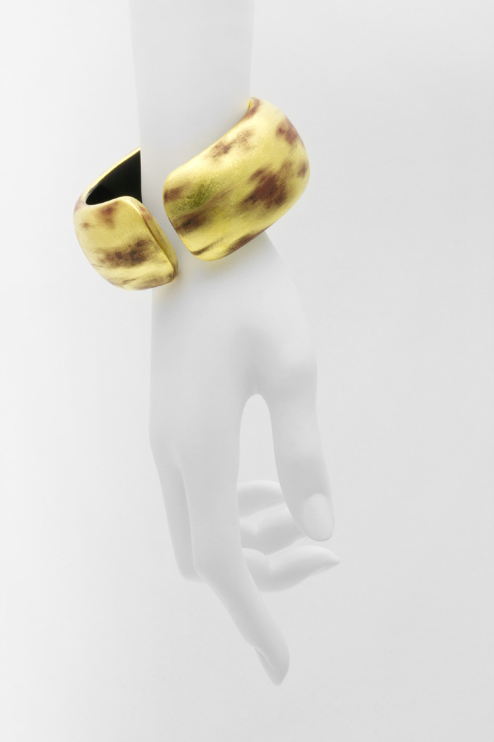 身につける漆 蒔絵のアクセサリー 金箔かすり研ぎ バングル 輪舞曲 坂本これくしょんの艶やかで美しくとても軽い和木に漆塗りのアクセサリー SAKAMOTO COLLECTION Wearable URUSHI Bangles Rondo Gilt Kasuri Scraped 独特の華やかな表情がとても贅沢な蒔絵、金箔のかすれた表情が異なるのが魅力、木のぬくもりの肌を包み込むような着け心地も魅力。 イメージ写真5
