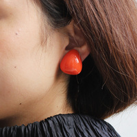 身につける漆 漆のアクセサリー 18Kピアス 花びら 陽の色 坂本これくしょんの艶やかで美しくとても軽い和木に漆塗りのアクセサリー SAKAMOTO COLLECTION wearable URUSHI 18K earrings petal sun color 華やかさの中にも漆ならではの大人の気品を感じさせる鮮やかなビタミンカラー、耳元や表情がパッと明るく、金具に18Kのピアスポストを使用。 イメージ写真4