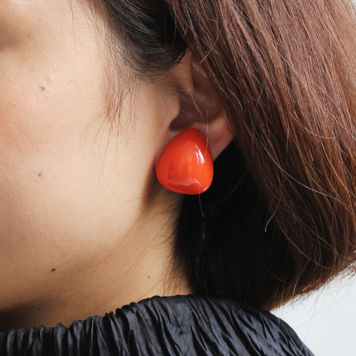 身につける漆 漆のアクセサリー 18Kピアス 花びら 陽の色 坂本これくしょんの艶やかで美しくとても軽い和木に漆塗りのアクセサリー SAKAMOTO COLLECTION wearable URUSHI 18K earrings petal sun color 華やかさの中にも漆ならではの大人の気品を感じさせる鮮やかなビタミンカラー、耳元や表情がパッと明るく、金具に18Kのピアスポストを使用。 イメージ写真4