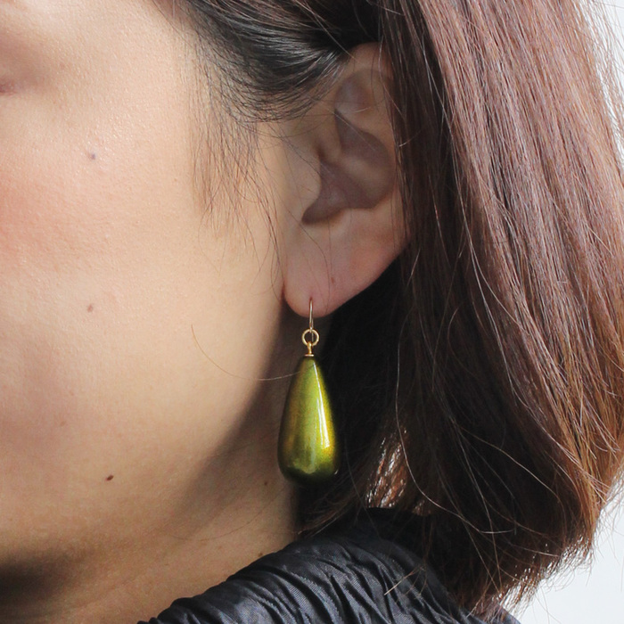身につける漆 漆のアクセサリー 10Kピアス ピスタチオ色 華雫 はなしずく 坂本これくしょんの艶やかで美しくとても軽い和木に漆塗りのアクセサリー SAKAMOTO COLLECTION 10K earrings Hanashizuku pistachio green 太陽の季節を感じさせるような生気あふれる色合いが魅力、耳元で愛らしく揺れる少し大きめ雫型、軽く耳に負担がかかりにくいのも嬉しいポイントです。 イメージ写真4