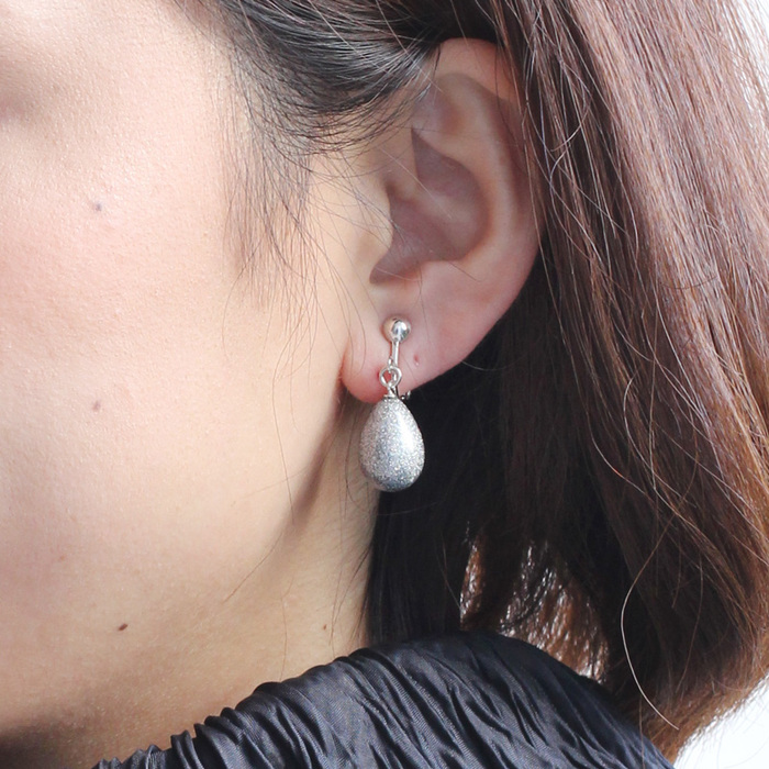 身につける漆 漆のアクセサリー イヤリング 華蜜珠 きら星色 坂本これくしょんの艶やかで美しくとても軽い和木に漆塗りのアクセサリー SAKAMOTO COLLECTION Wearable URUSHI Accessories Earrings Hanamitsutama Kira Hoshi-shoku 上品な華やかさを秘めたシルバーカラー、ふっくらとした雫のような珠が耳元で女性らしくかわいらしく揺れる軽いイヤリングです。 イメージ写真5