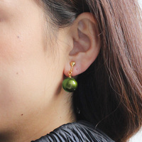 身につける漆 漆のアクセサリー イヤリング 糖蜜珠 ピスタチオ色 坂本これくしょんの艶やかで美しくとても軽い和木に漆塗りのアクセサリー SAKAMOTO COLLECTION Wearable URUSHI Accessories Earrings molasses Pearl pistachio green 耳元で女性らしくゆらゆら揺れる愛らしい形、ヨーロピアンテイストの格調あるグリーン、軽くて耳元に負担がかかりにくいのが嬉しい。 イメージ写真5