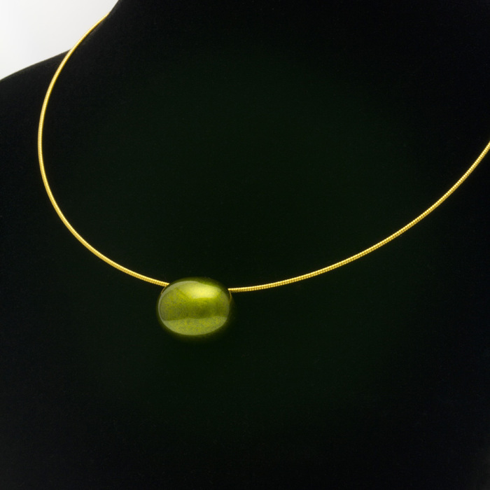 身につける漆 漆のアクセサリー ペンダント あけの実 ピスタチオ色坂本これくしょんの艶やかで美しくとても軽い和木に漆塗りのアクセサリー SAKAMOTO COLLECTION Wearable URUSHI Pendants Akeno-nut Pistachio green 小さな小さな玉子のような可愛らしい形、ヨーロピアンテイストの格調あるグリーン、軽くてつけ心地のよいチョーカータイプ。 イメージ写真5