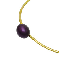 身につける漆 漆のアクセサリー ペンダント あけの実 箔紫色 オメガフラットコード 坂本これくしょんの艶やかで美しくとても軽い和木に漆塗りのアクセサリー SAKAMOTO COLLECTION Wearable URUSHI Accessories Pendants NUTS Purple Omegacode 小さな小さな玉子のような可愛らしい形、軽くてつけ心地のよいチョーカータイプ、上品で奥行き感のあるオリジナルのパープルカラー、滑らかなカーブで女性的な印象も添えるゴールドカラーのコードで素敵です。 イメージ写真2