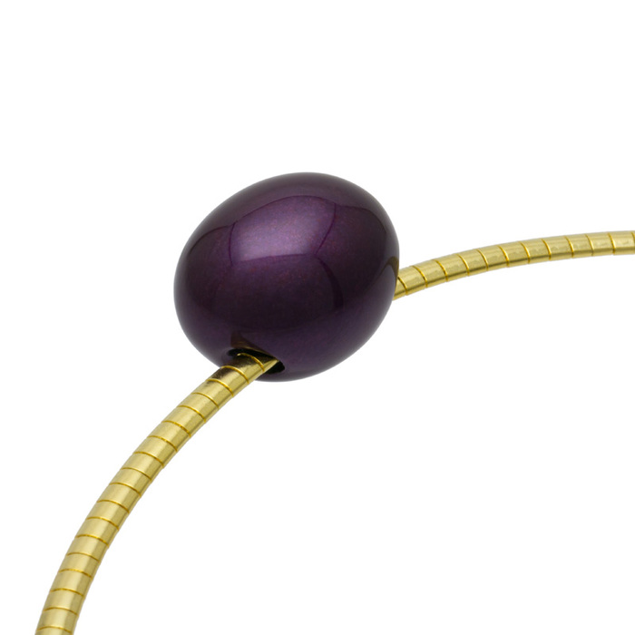 身につける漆 漆のアクセサリー ペンダント あけの実 箔紫色 オメガフラットコード 坂本これくしょんの艶やかで美しくとても軽い和木に漆塗りのアクセサリー SAKAMOTO COLLECTION Wearable URUSHI Accessories Pendants NUTS Purple Omegacode 小さな小さな玉子のような可愛らしい形、軽くてつけ心地のよいチョーカータイプ、上品で奥行き感のあるオリジナルのパープルカラー、滑らかなカーブで女性的な印象も添えるゴールドカラーのコードで素敵です。 イメージ写真4