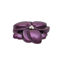 身につける漆 蒔絵のアクセサリー お花の ブローチ 銀芯紫艶華（ぎんしんしえんはな）箔紫色坂本これくしょんの艶やかで美しくとても軽い和木に漆塗りのアクセサリー、香りたつような艶やかなパープルカラー Wearable URUSHI Accessories brooches Pendant Flower violet PurpleColor 日本女性の肌に合う香りたつような艶やかな人気のパープルカラー箔紫色、花をモティーフとし花芯に散りばめられた銀の粒が印象的、箔紫色のアクセサリーは古希のプレゼントにも喜ばれています。 イメージ写真3