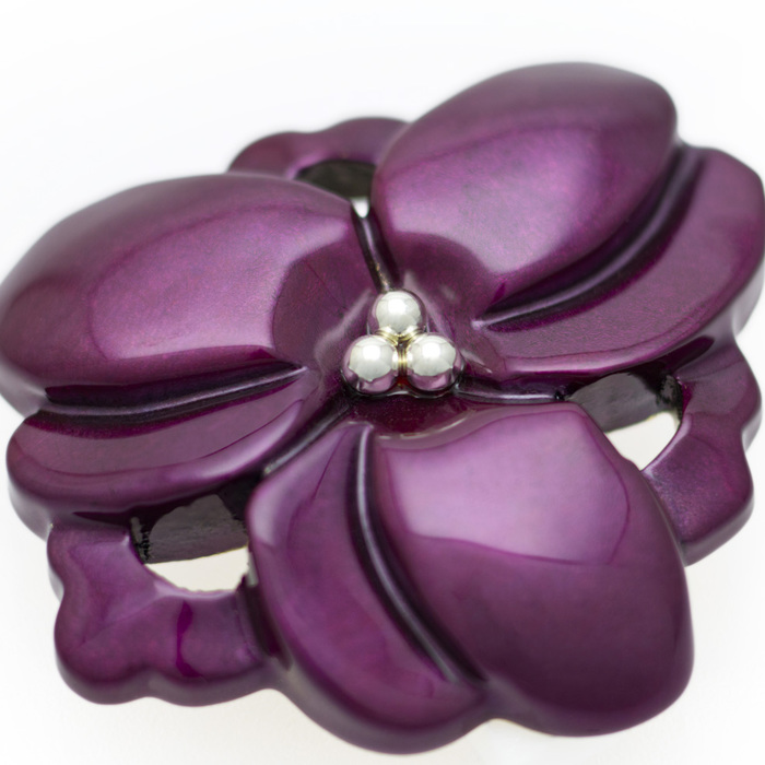 身につける漆 蒔絵のアクセサリー お花の ブローチ 銀芯紫艶華（ぎんしんしえんはな）箔紫色坂本これくしょんの艶やかで美しくとても軽い和木に漆塗りのアクセサリー、香りたつような艶やかなパープルカラー Wearable URUSHI Accessories brooches Pendant Flower violet PurpleColor 日本女性の肌に合う香りたつような艶やかな人気のパープルカラー箔紫色、花をモティーフとし花芯に散りばめられた銀の粒が印象的、箔紫色のアクセサリーは古希のプレゼントにも喜ばれています。  #漆アクセサリー #漆のアクセサリー #漆ジュエリー #軽いアクセサリー #漆のブローチ #艶やかブローチ #お花のブローチ #古希のプレゼント #brooches #Pendantbrooches #Flowerbrooches #wearable #漆塗 #軽さを実感 #坂本これくしょん  メイン写真