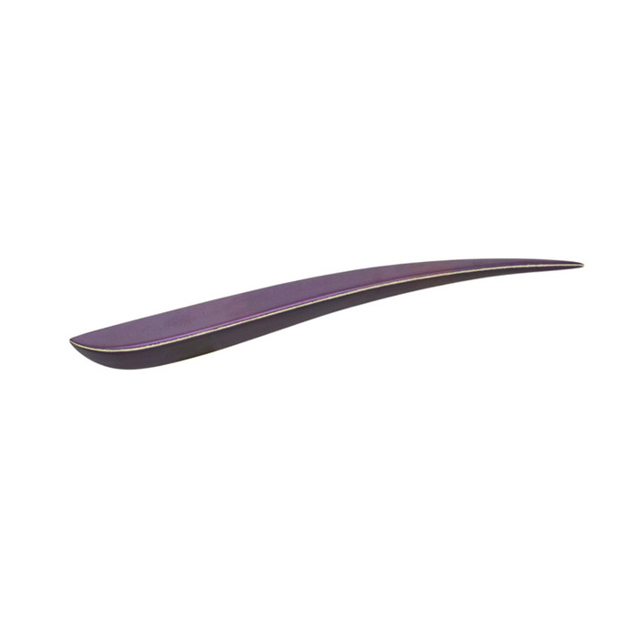 身につける漆 蒔絵のアクセサリー ブローチ 流星 箔紫色 坂本これくしょんの艶やかで美しくとても軽い「和木に漆塗りのアクセサリー」より、流れるようなシャープなフォルム、香りたつような艶やかなお色が人気の箔紫色 Wearable URUSHI Accessories Brooches meteor ShootingStar PurpleColor シャープで存在感あるフォルムが人気、上品で奥行き感のある坂本これくしょんオリジナルの「箔紫色」ブローチの山に当たる部分には金箔で蒔絵、この金箔のラインがジャケットやニットの襟元にすっきりとシャープな印象、華やかに上品に演出。箔紫色のアクセサリーは古希のプレゼントにも喜ばれています。  #漆アクセサリー #漆のアクセサリー #漆ジュエリー #軽いアクセサリー #漆のブローチ #紫色ブローチ #流星ブローチ #brooches #meteorbrooches #ShootingStarbrooches #wearable #ウェアラブル漆 #漆塗り #軽さを実感 #坂本これくしょん イメージ写真1 