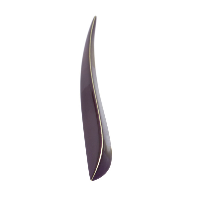 身につける漆 蒔絵のアクセサリー ブローチ 流星 箔紫色 坂本これくしょんの艶やかで美しくとても軽い「和木に漆塗りのアクセサリー」より、流れるようなシャープなフォルム、香りたつような艶やかなお色が人気の箔紫色 Wearable URUSHI Accessories Brooches meteor ShootingStar PurpleColor シャープで存在感あるフォルムが人気、上品で奥行き感のある坂本これくしょんオリジナルの「箔紫色」ブローチの山に当たる部分には金箔で蒔絵、この金箔のラインがジャケットやニットの襟元にすっきりとシャープな印象、華やかに上品に演出。箔紫色のアクセサリーは古希のプレゼントにも喜ばれています。  #漆アクセサリー #漆のアクセサリー #漆ジュエリー #軽いアクセサリー #漆のブローチ #紫色ブローチ #流星ブローチ #brooches #meteorbrooches #ShootingStarbrooches #wearable #ウェアラブル漆 #漆塗り #軽さを実感 #坂本これくしょん