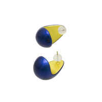 身につける漆 漆のアクセサリー ピアス 月の勺 コバルト色 坂本これくしょんの艶やかで美しくとても軽い和木に漆塗りのアクセサリー SAKAMOTO COLLECTION Wearable URUSHI Accessories pierce Moon ladle cobalt blue 耳たぶをすくい包み込むようなやわらかい曲線、発色の良い鮮やかな強いブルーが上品でクールな印象、とても軽く耳が痛くなりにくい。 イメージ写真3