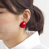 身につける漆 漆のアクセサリー 18Kピアス 花びら 朱色 坂本これくしょんの艶やかで美しくとても軽い和木に漆塗りのアクセサリー SAKAMOTO COLLECTION Wearable URUSHI 18K earrings petals vermilion color とても使いやすい形、ハッとするような鮮やかで元気になれる雰囲気のブランドオリジナル、還暦のお祝い、大切な方へのプレゼントにも喜ばれています。 イメージ写真4