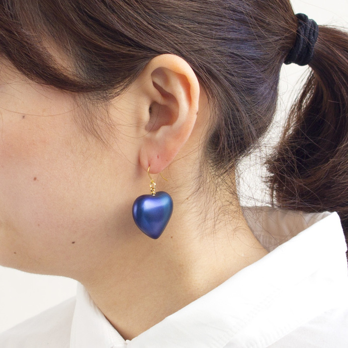 身につける漆 漆のアクセサリー ピアス ハート KOKON色 坂本これくしょんの艶やかで美しくとても軽い和木に漆塗りのアクセサリー SAKAMOTO COLLECTION wearable URUSHI Earrings Heart KOKON blue 滑らかな曲線のとてもキュートなフォルム、チタン粉を手作業で蒔絵加工、オリジナルの偏光発色のブルー色、上品な大人の華やかさを秘めた青色と好評です。 イメージ写真5