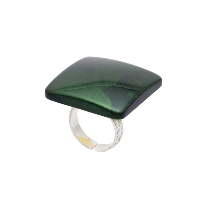 身につける漆 漆のアクセサリー リング 平撫四方 ひすい色 坂本これくしょんの艶やかで美しくとても軽い和木に漆塗りのアクセサリー SAKAMOTO COLLECTION wearable URUSHI accessories Ring flatsquare jade 少し大きめでとても使いやすい、トップは上品で奥行き感のある翡翠のような奥深いグリーン系の光沢、リング部分はシルバー SV925 静海波模様 号数は多少の調節が効きます。  #リング #Ring #撫四方 #ひすい色 #美しい艶 #シンプルなリング #軽いリング #翡翠色リング #漆のアクセサリー #漆塗り #身につける漆 #坂本これくしょん #会津  イメージ写真1 