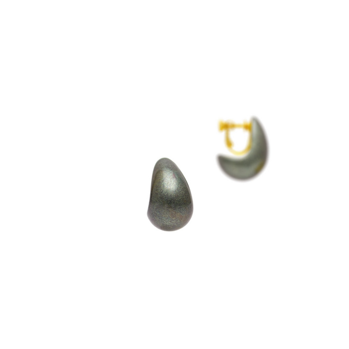 身につける漆 漆のアクセサリー イヤリング 月の勺 銀古木色 坂本これくしょんの艶やかで美しくとても軽い和木に漆塗りのアクセサリー SAKAMOTO COLLECTION wearable URUSHI Earrings moon of ladle old silver color 耳たぶをそっとすくい包み込むようなやわらかい曲線、日本伝統工芸である銀箔の表情とブルーグリーンの光沢が耳元に存在感、かぶれ防止コートで安心です。 イメージ写真4
