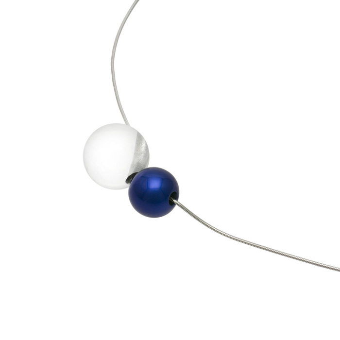 伝統工芸から生まれた、坂本これくしょんのプレミアムシリーズ「Jewel of Forest ～森の宝石～ 」より、洗練されたデザインジュエリー ペンダント 漆の実×アクリル コバルト色 Wearable URUSHI Accessories Jewel of Forest necklace URUSHInoMI acrylic Cobalt color 日本の伝統文化の中でも漆は森が生みだした宝物。アクリルの球体は独自の技法で中心より上部に穴を開けその穴に蒔絵の技法で銀色粉を施し、球体から見える銀色が魚眼レンズ効果で角度によりとても不思議なパワーを感じます。
 イメージ写真2