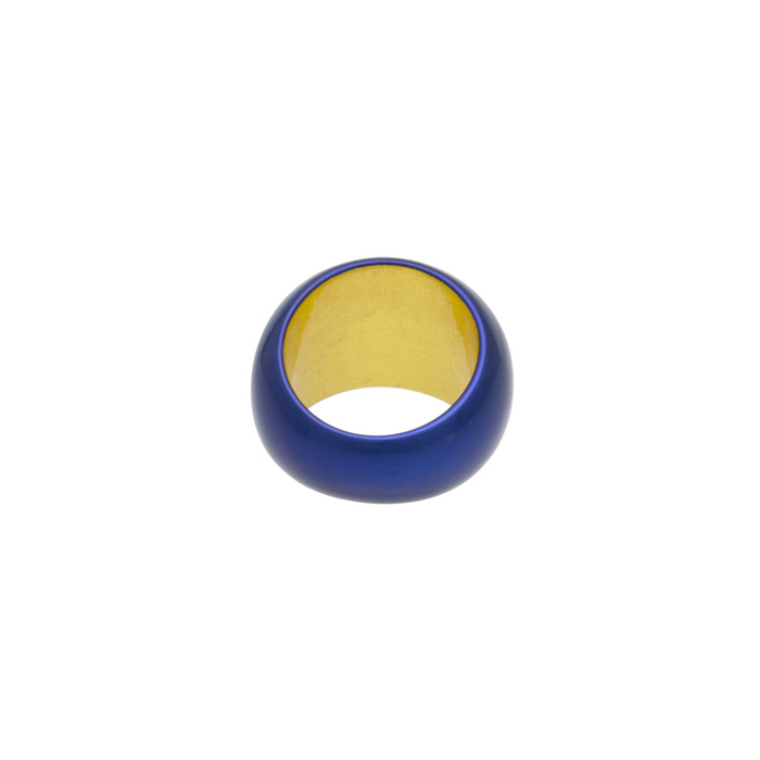 身につける漆 漆のアクセサリー リング 清風 コバルト色 坂本これくしょんの和木に漆塗りのアクセサリー SAKAMOTO COLLECTION wearable URUSHI accessories ring cobalt　blue  一つ一つ木をくりぬいて作られたふっくらとした厚みと存在感、奥行き感のある上品でクールな印象のブルー、指を包み込むようなぬくもりのある使用感。 イメージ写真3