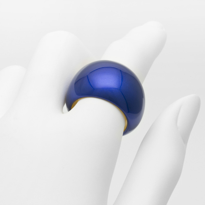 身につける漆 漆のアクセサリー リング 清風 コバルト色 坂本これくしょんの和木に漆塗りのアクセサリー SAKAMOTO COLLECTION wearable URUSHI accessories ring cobalt　blue  一つ一つ木をくりぬいて作られたふっくらとした厚みと存在感、奥行き感のある上品でクールな印象のブルー、指を包み込むようなぬくもりのある使用感。  #リング #指輪 #指ぬき #ring #清風 #コバルト色 #cobaltblue #青鱗色 #発色の良い #軽いリング #漆のアクセサリー #漆塗り #身につける漆 #坂本これくしょん #会津  メイン写真 
