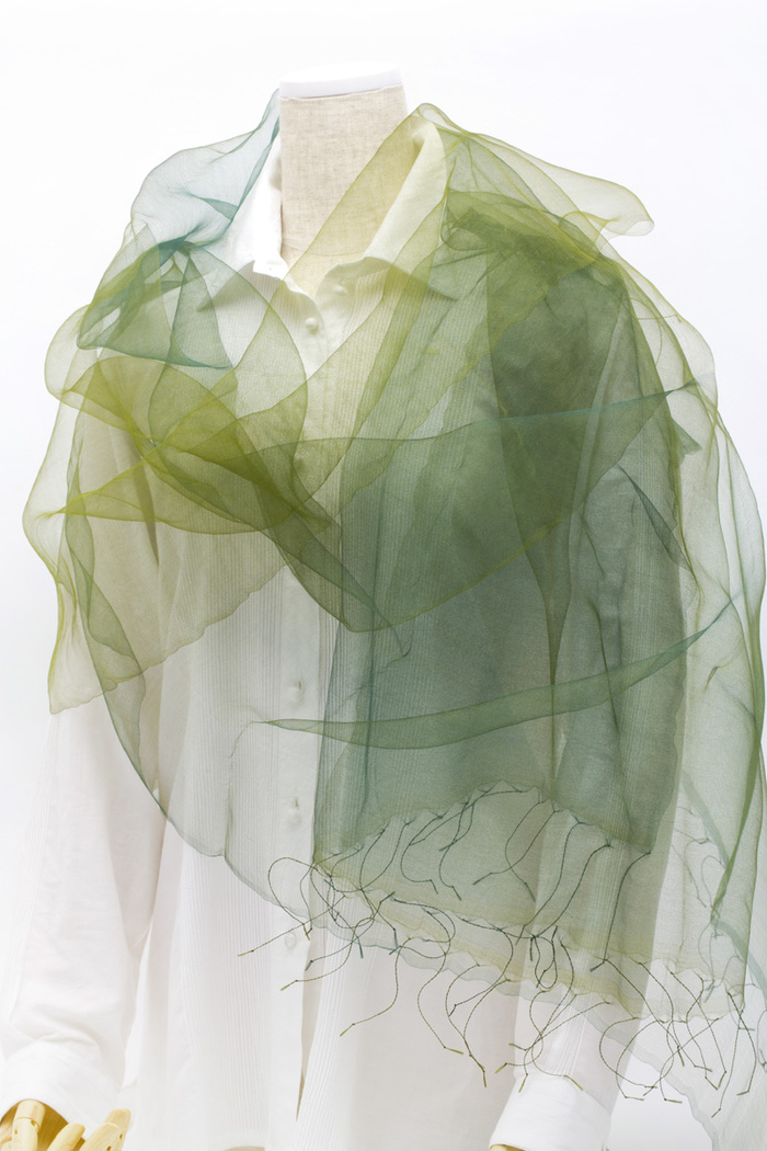 まるで羽衣のような軽やかさが特徴のとても使いやすいシルクスカーフ 花衣 はなごろも SAKAMOTO COLLECTION Silk organza scarf flower clothing deep green gradation 人の手の作り出す温かみと繊細さと緻密さ、新緑を思わせるグリーンから深緑へと変わるグラデーションカラーが重なり合って奥行を演出、外出時やオフィスなどでの冷房対策としても活躍しそう。 イメージ写真4